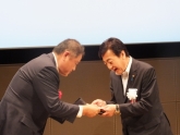 左-グラントマト株式会社社長 南條浩　右-経済産業大臣政務官 星野剛士様